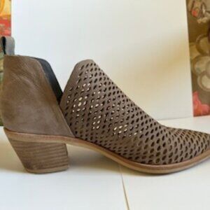 Dolce Vita Cut-Out Bootie in Beige - Size 8 - Comfortable and transitional!
